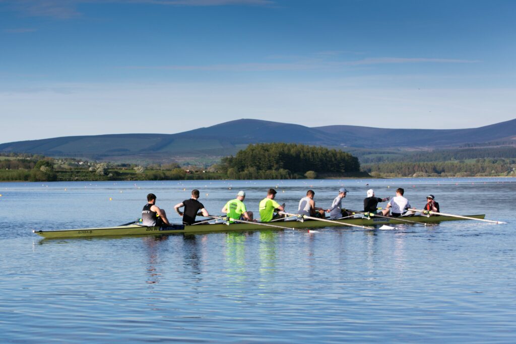 people rowing low impact exercises that burn calories