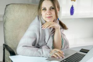 teletherapy benefits - women on computer