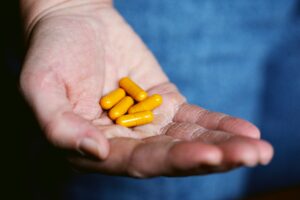 what is the best magnesium to take - person holding vitamins