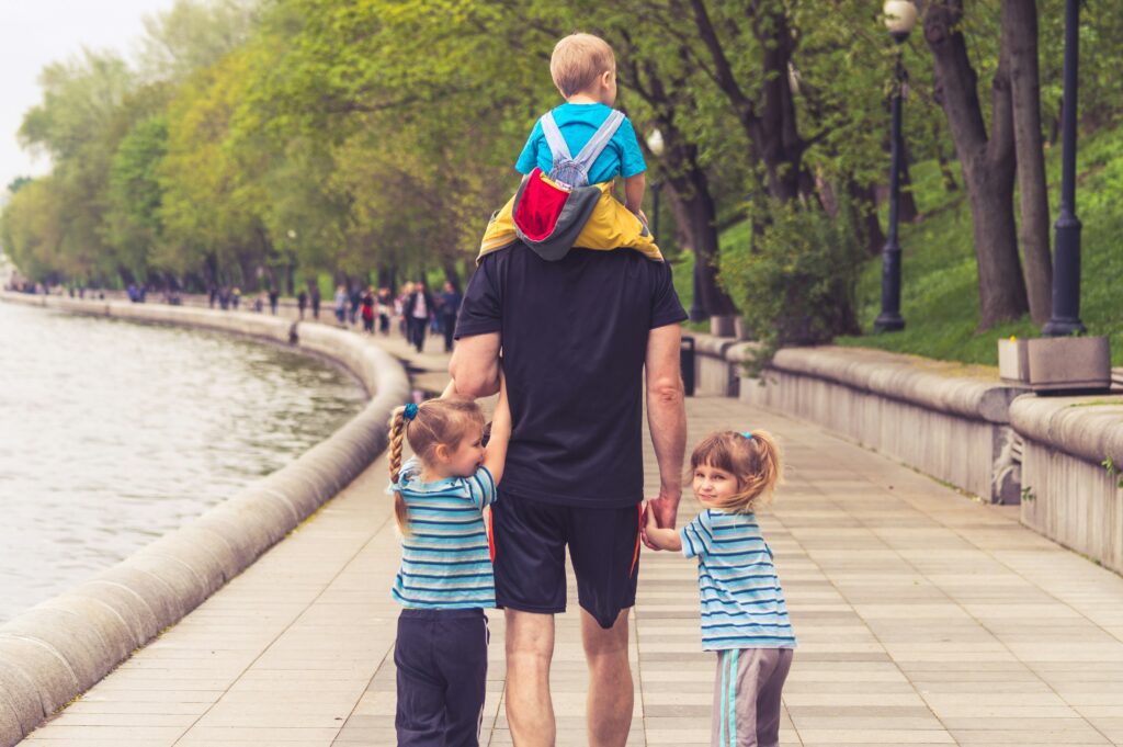 healthy gifts for dad - dad and kids healthy eating on vacation