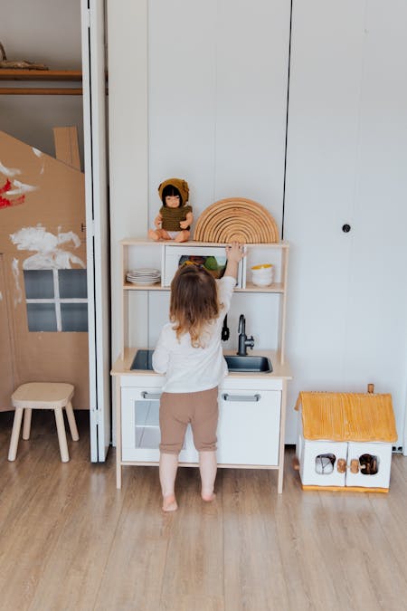 play therapist child playing with a kitchen set