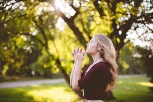 omega-3 brain health - lady outside praying