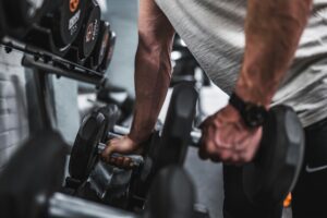 How to use AI for fitness - guy with weights