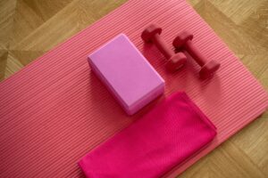 How to use AI for fitness - yoga mat and weights