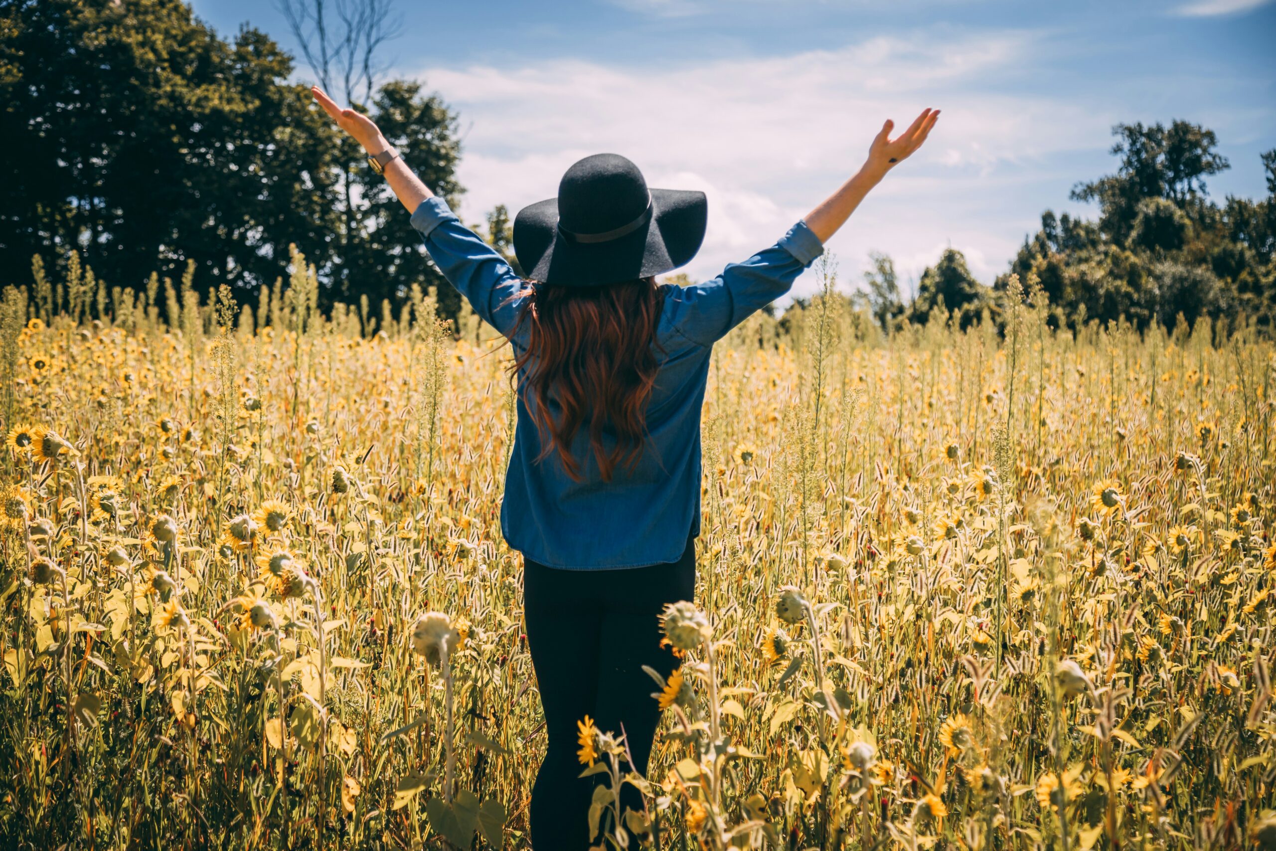 woman in a field practicing gratitude