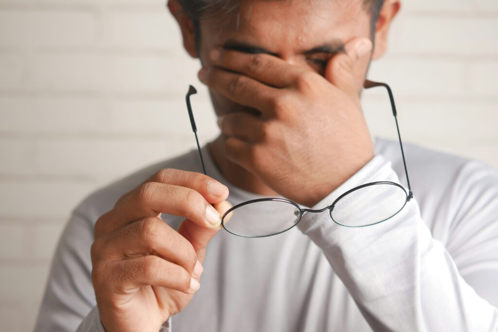 man struggling to focus signs of burnout